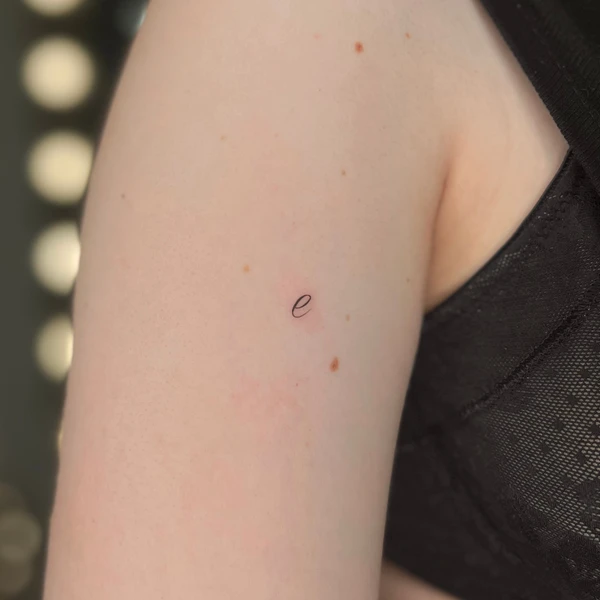 "e" raidės tattoo ant  rankos
