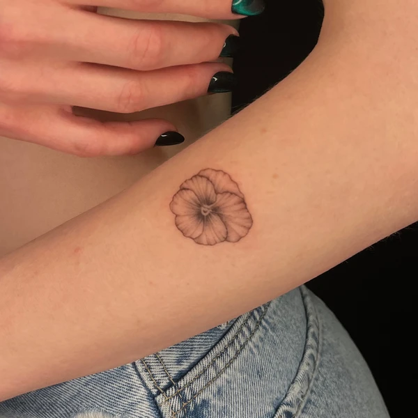 Gėlės tattoo ant žasto dalies