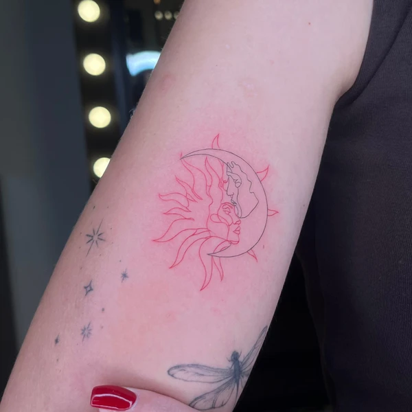 Plona menulio ir saulės su veidais tattoo ant žasto