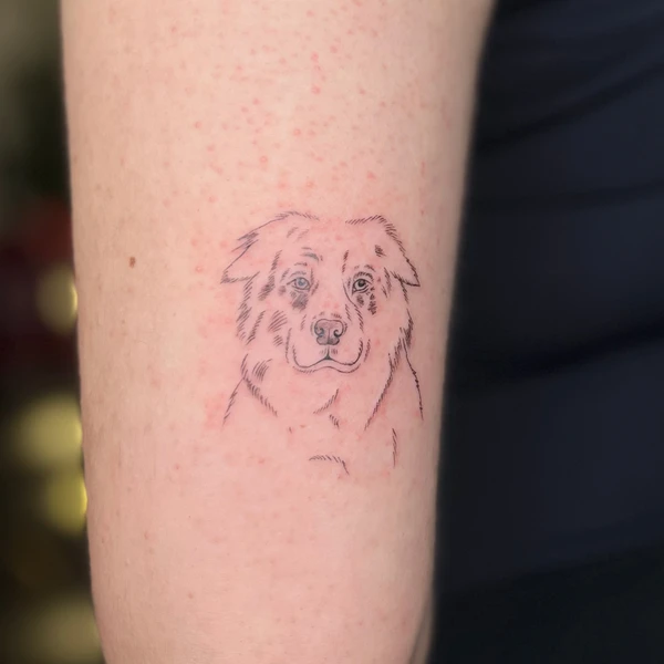 Šuns veido linijinė tattoo ant žasto