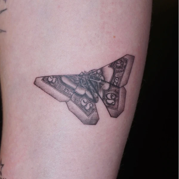 Pinigų drugelio motyvo tattoo ant blauzdos