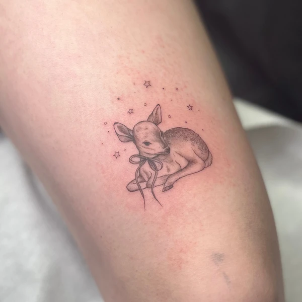 Mažo stirniuko su kaspinu ir žvaigždutėmis tattoo