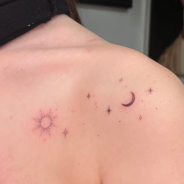 Saulės, mėnulio ir žvaigždžių subtili tattoo ant peties