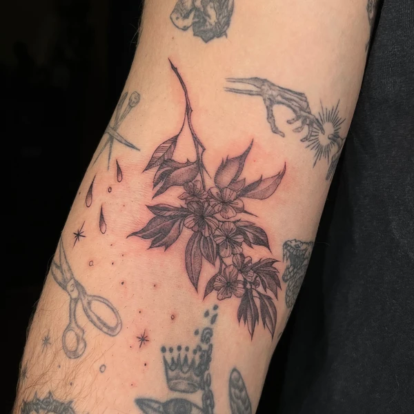 Gėlių šakelės tattoo ant dilbio